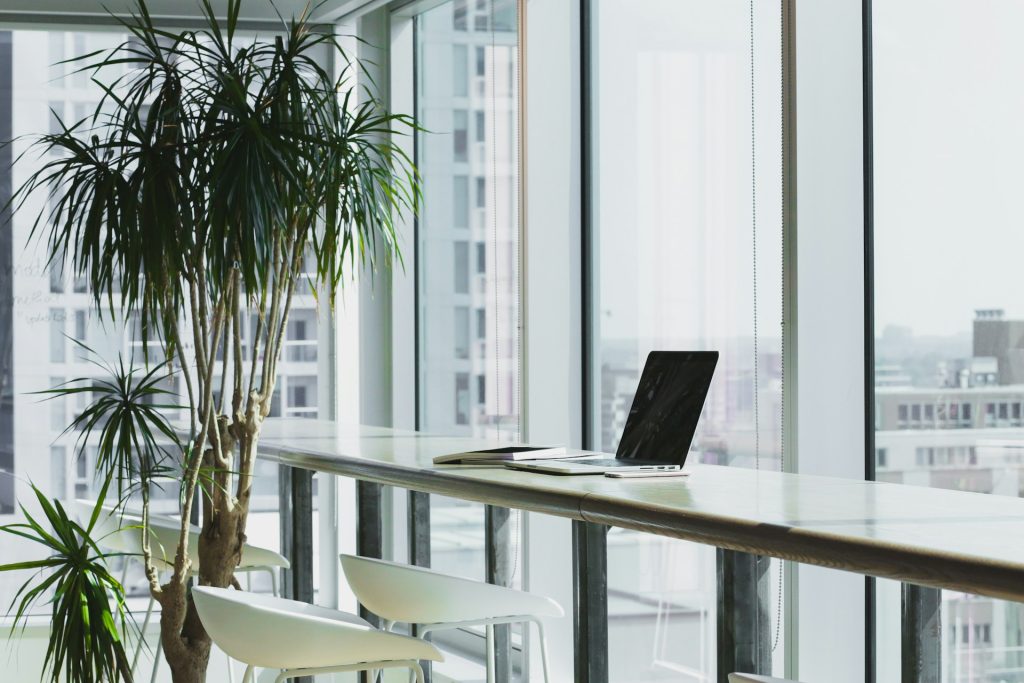 Study reveals hybrid working dominates preferences among Brits