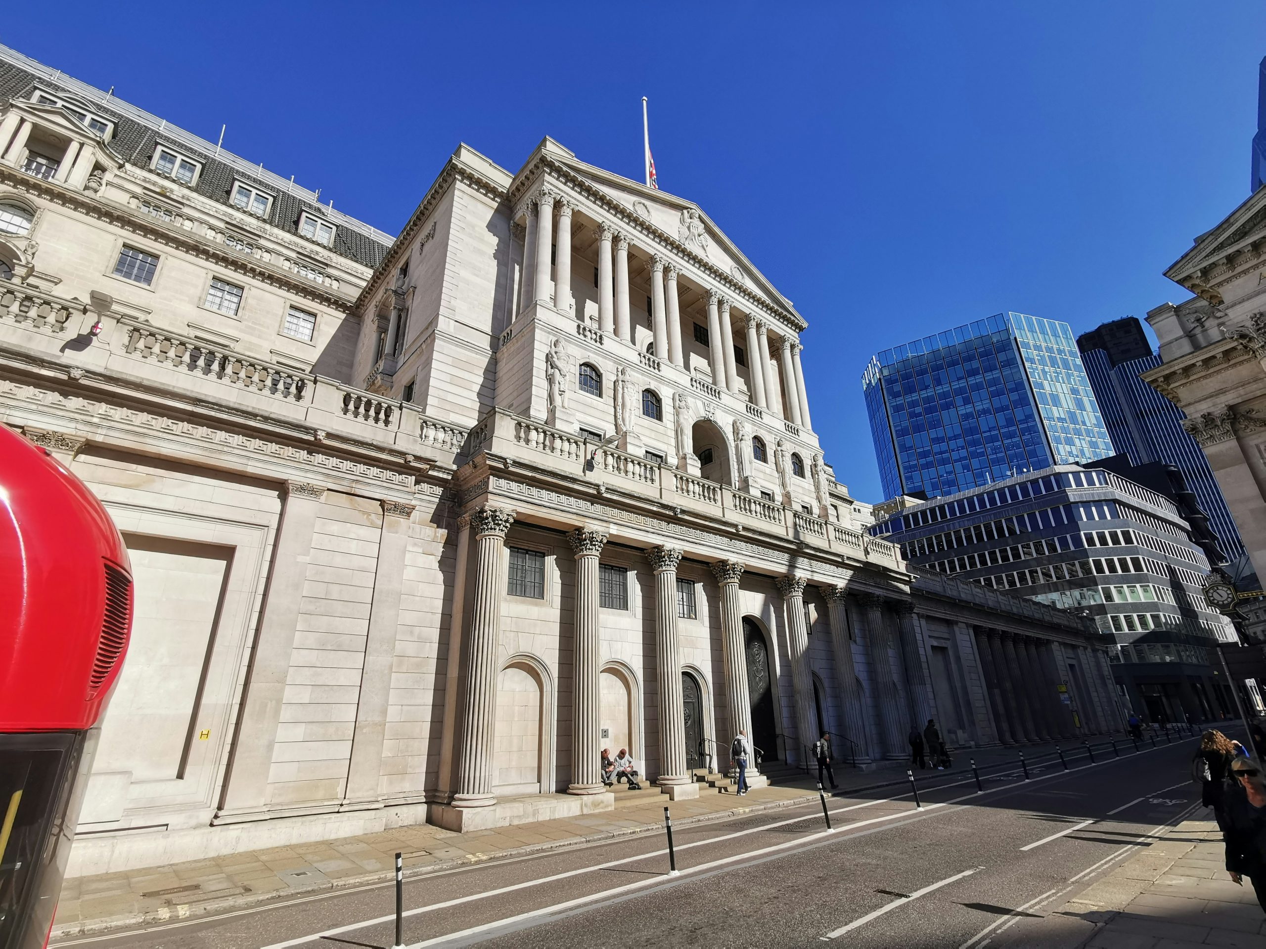 BoE Should Proceed with Rate Cut Despite Inflation Surprise, Says deVere CEO