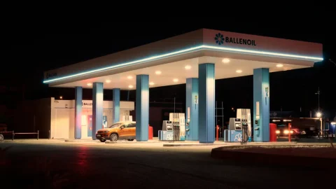 UK petrol prices fall